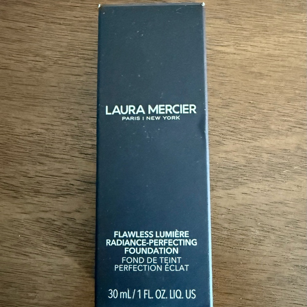 Laura Mercier Flawless Lumiere Radiance-Perfecting Foundation - Bisque 2W1.5 - Picture 2 of 3